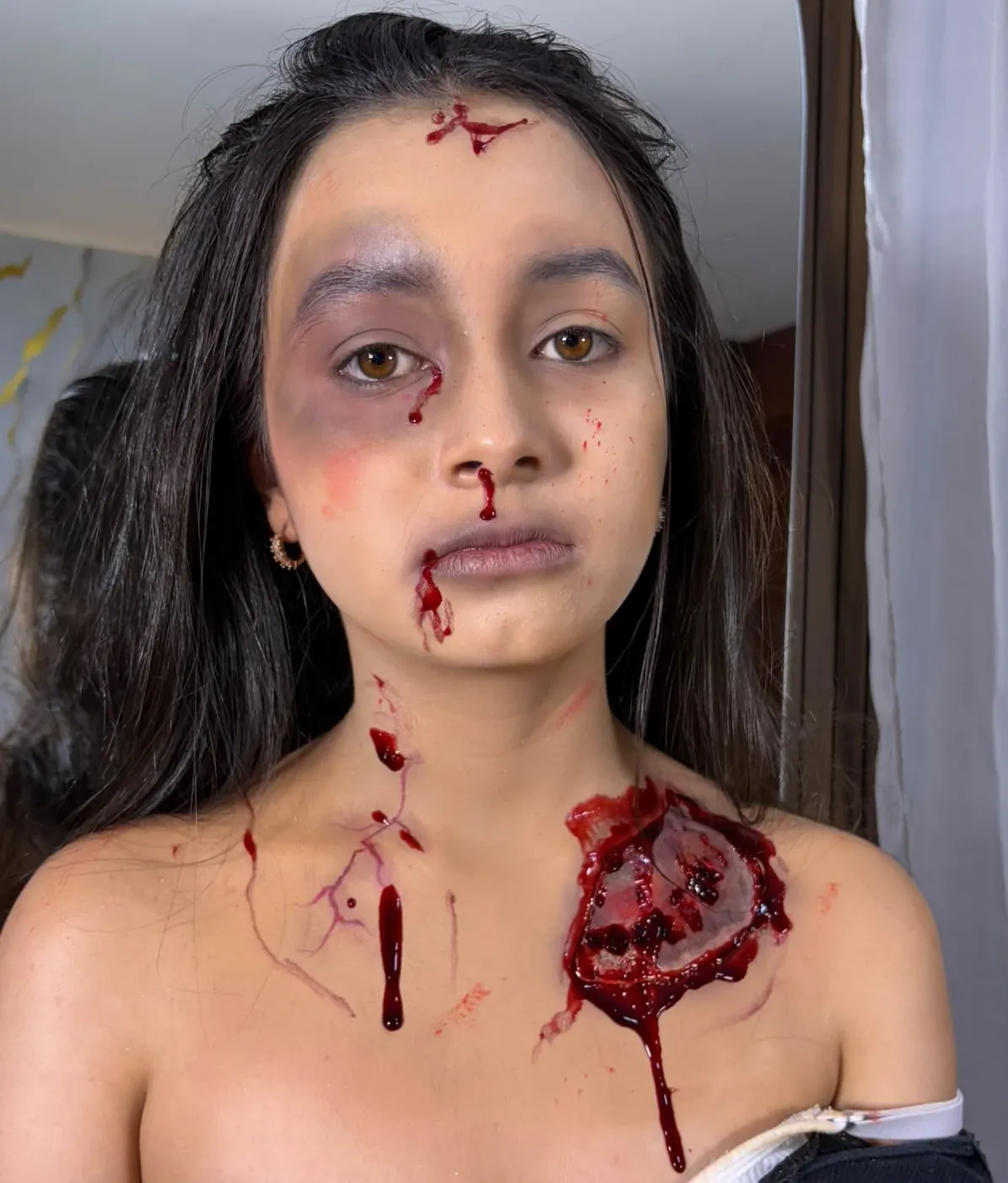 Resultado final de maquillaje de caracterización — efecto de herida y sangre teatral