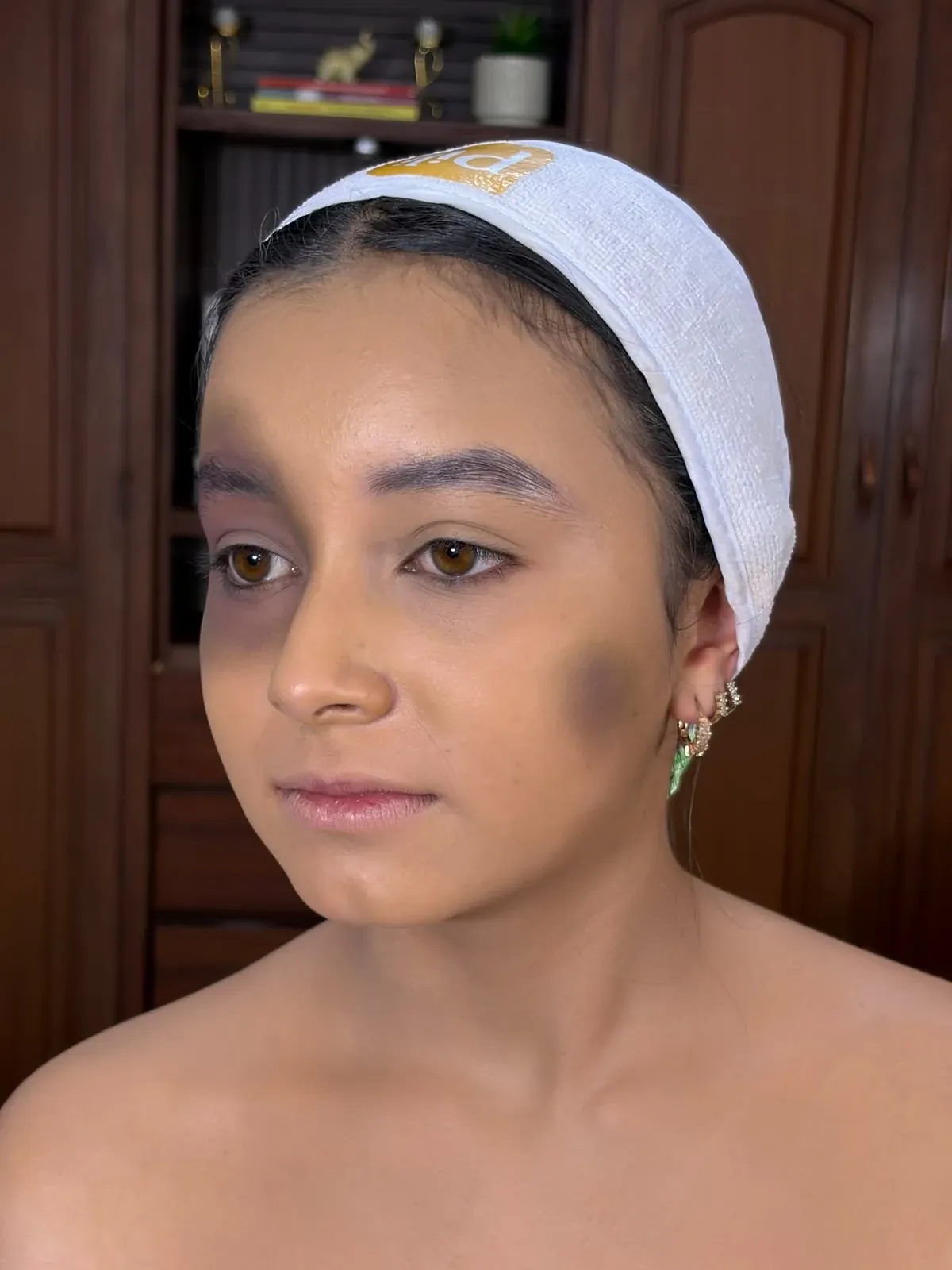 Proceso de maquillaje de caracterización — contorno y sombras base
